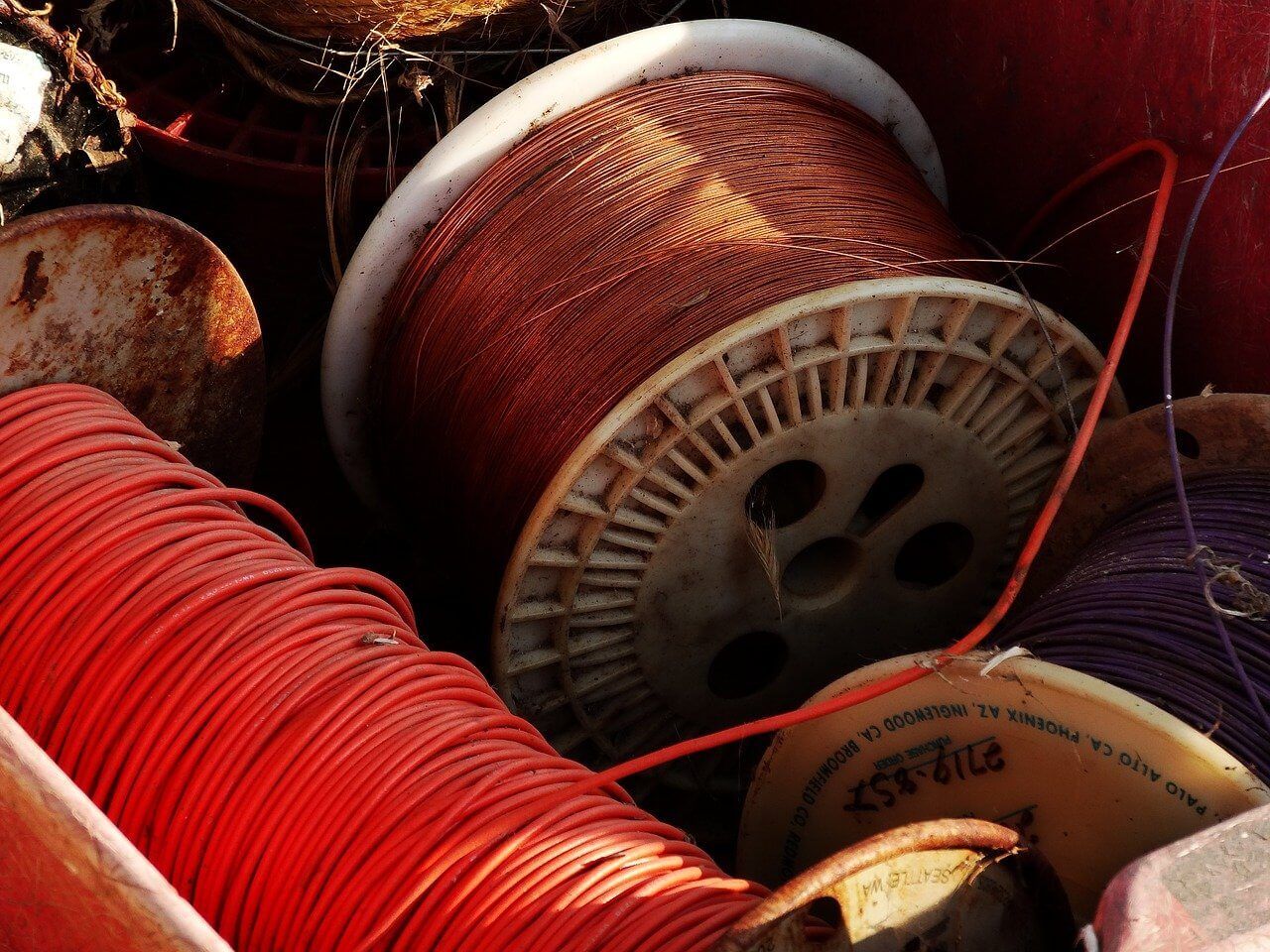 Kupferkabel und Kupferdraht auf Spulen bereit für das Kabelrecycling